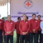 គ្រួសាររងគ្រោះដោយសារខ្យល់កន្ត្រាក់ បាក់រលំផ្ទះចំនួន ៧១គ្រួសារ និងរបួសស្រាល ២នាក់ នៅក្នុងស្រុកកំពង់ត្របែក ទទូលបាអំណោយមនុស្សធម៌ ពីសាខាកាកបាទក្រហមកម្ពុជា ខេត្តព្រៃវែង