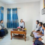 លោកជំទាវបណ្ឌិត ពេជ ចន្ទមុន្នី ហ៊ុនម៉ាណែត អញ្ជើញប្រគល់ផ្ទះថ្មី ចំនួន ៦ខ្នង ដែលជាអំណោយដ៏ថ្លៃថ្លារបស់ សម្តេចធិបតី និងលោកជំទាវបណ្ឌិតផ្ទាល់ ជូនដល់ក្រុមគ្រួសារនៃវីរកងទ័ពពលី រស់នៅក្នុងទឹកដីខេត្តតាកែវ។